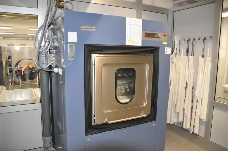 Strenge Hygieneanforderungen: Schmutzwäsche und saubere Wäsche müssen geschlossen transportiert und auch im Waschbereich strikt getrennt werden, um Kreuzkontaminationen zu vermeiden.