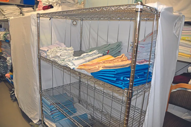 Strenge Hygieneanforderungen: Schmutzwäsche und saubere Wäsche müssen geschlossen transportiert und auch im Waschbereich strikt getrennt werden, um Kreuzkontaminationen zu vermeiden.