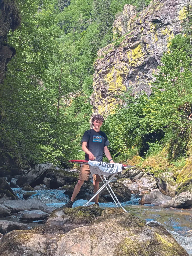 Außergewöhnliches Hobby in der Natur: Milan Bauer beim Extrembügeln in den Bergen.