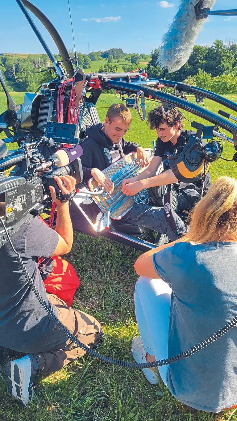 Beim Dreh mit dem SWR: Björn Bader bügelte im motorisierten Gleitschirmflieger.