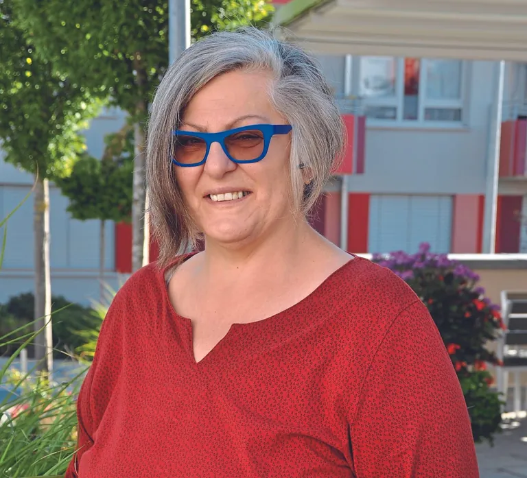 Laura Schmitz begann 1991 in der Betreuung, übernahm ein Jahr später die Hauswirtschaftsleitung. 2010 folgten Weiterbildungen zur Fachkraft für Reinigungs- und Hygienemanagement, Arbeitssicherheit und zur Desinfektorin.