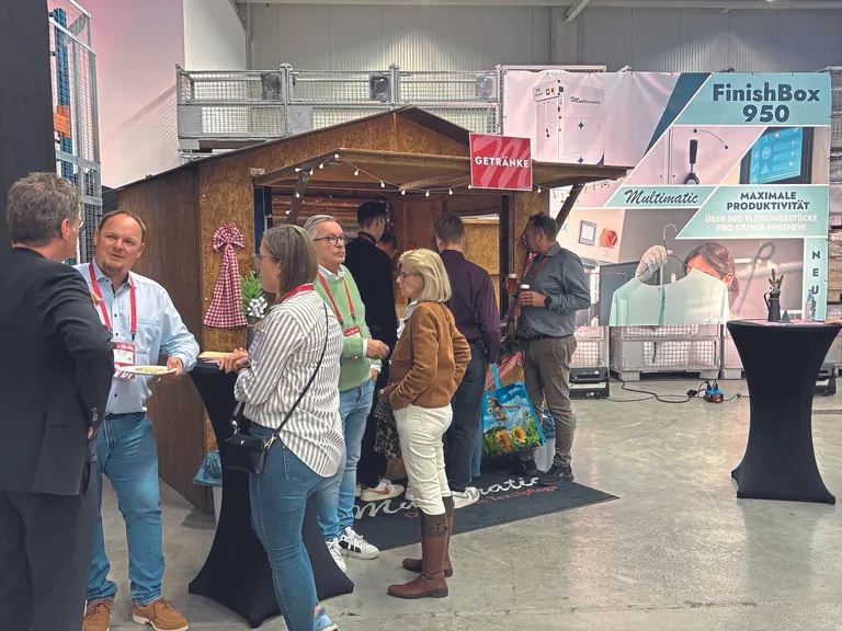 Die „Hüttenromantik“ bei der Multimatic-Hausmesse lud zum gemütlichen Austausch ein.