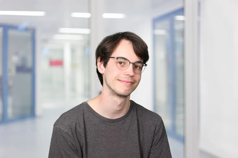 Steffen Schindler unterstützt seit April 2024 als Werkstudent den Bereich Marketing & PR am Fraunhofer IZM.