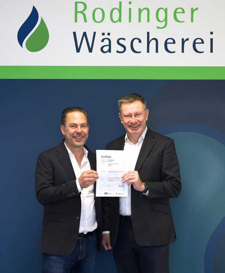 Die Gesch&auml;ftsf&uuml;hrer der Rodinger W&auml;scherei Frank Besold (li.) und Christian Wozabal freuen sich &uuml;ber die Zertifizierung nach ISO 50001.