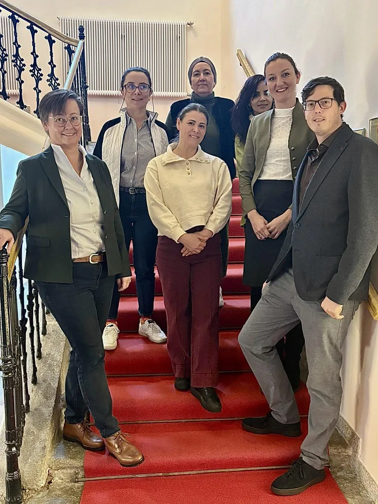 Andrea Kuttner (li.) gratuliert Mag. Asetila K&ouml;stinger, Munerva Kara, Meliha &Ouml;ks&uuml;z, Nefise Goksu, Mag. Tamara Huemer, Gunar Schultes.