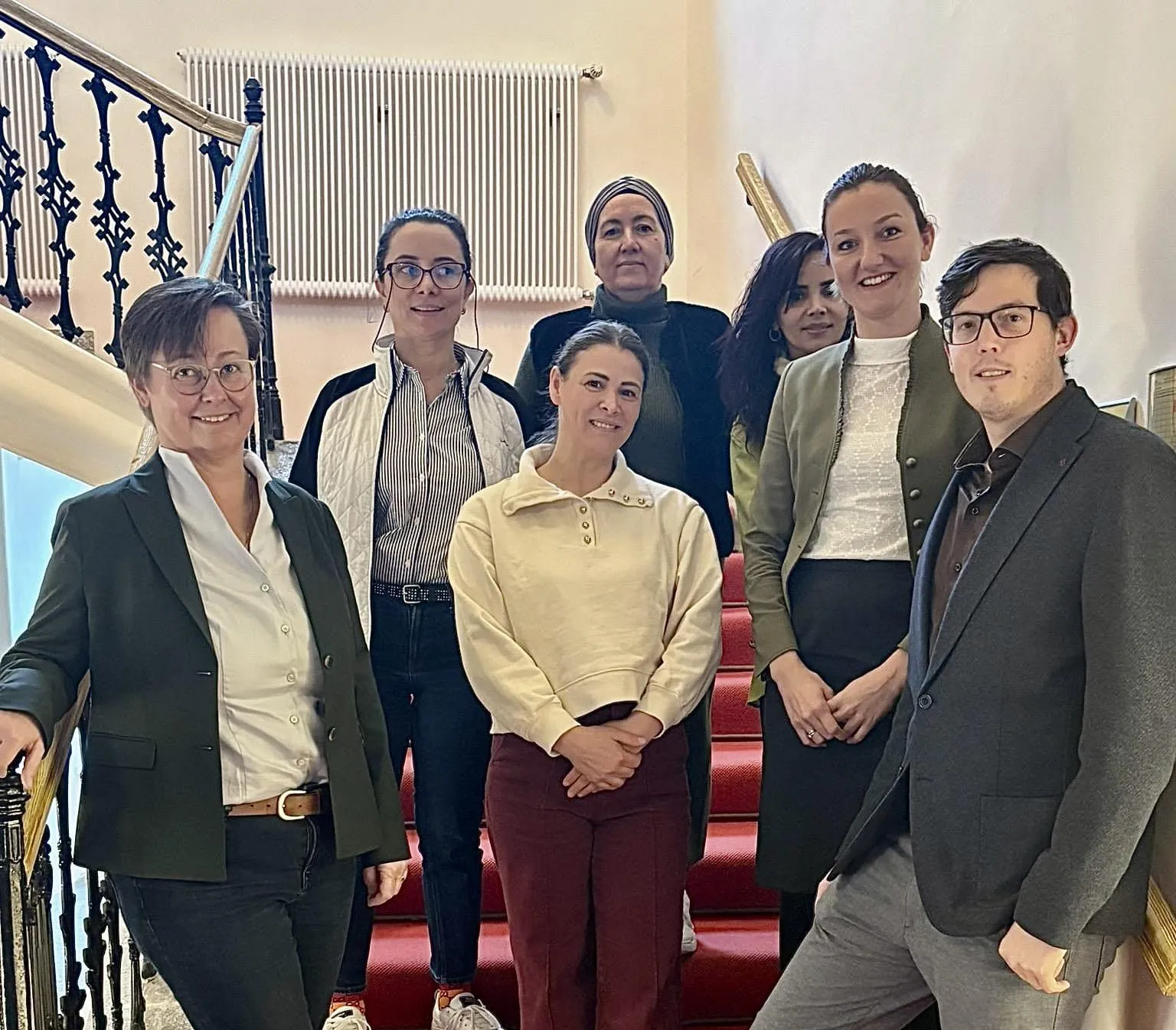 Andrea Kuttner (li.) gratuliert Mag. Asetila Köstinger, Munerva Kara, Meliha Öksüz, Nefise Goksu, Mag. Tamara Huemer, Gunar Schultes.