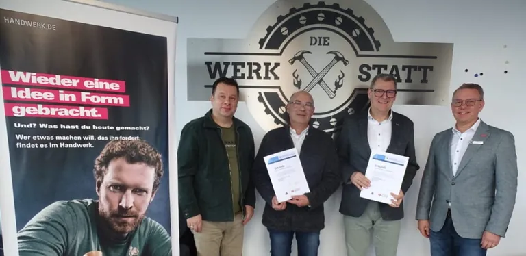 Kammer-Hauptgesch&auml;ftsf&uuml;hrer Sven Ruschhaupt (r.) und Betriebsberater Alexander Strehl (l.) mit Christian Boers und Christian M&ouml;llering.