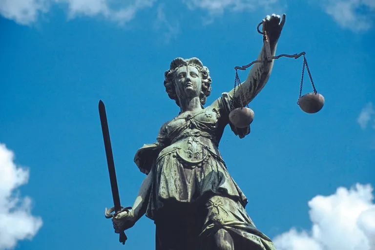 Justizia vor blauem Himmel