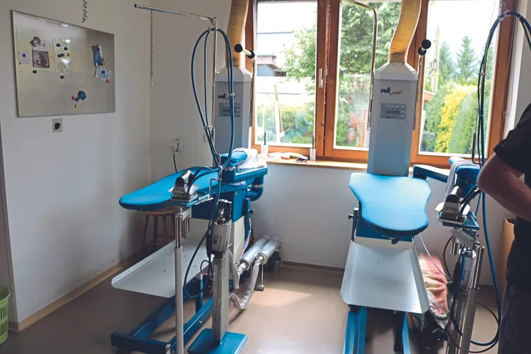 Gebügelt wird von den beiden Teilzeitkräften ausschließlich von Hand.