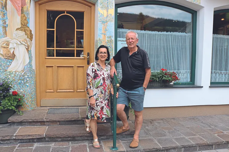 Monika und Alois Brüggler vor ihrer Texilreinigung.