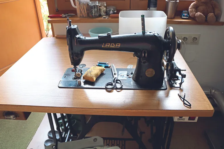 Fehlende Knöpfe, geplatze Nähte, beschädigte Futter – alles wird repariert.