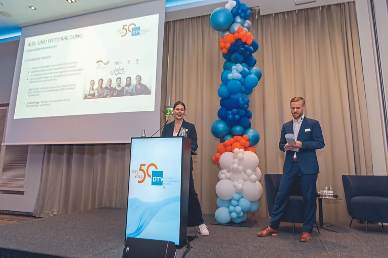 Theresa Maria Müll, Referentin für Aus- und Weiterbildung und Daniel Dalkowski, stellvertretender Geschäftsführer des DTV auf dem DTV-Jahreskongress 2025.