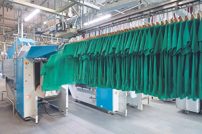 Technischer als erwartet: Moderne Wäschereien arbeiten mit computergesteuerten, komplexen Anlagen.