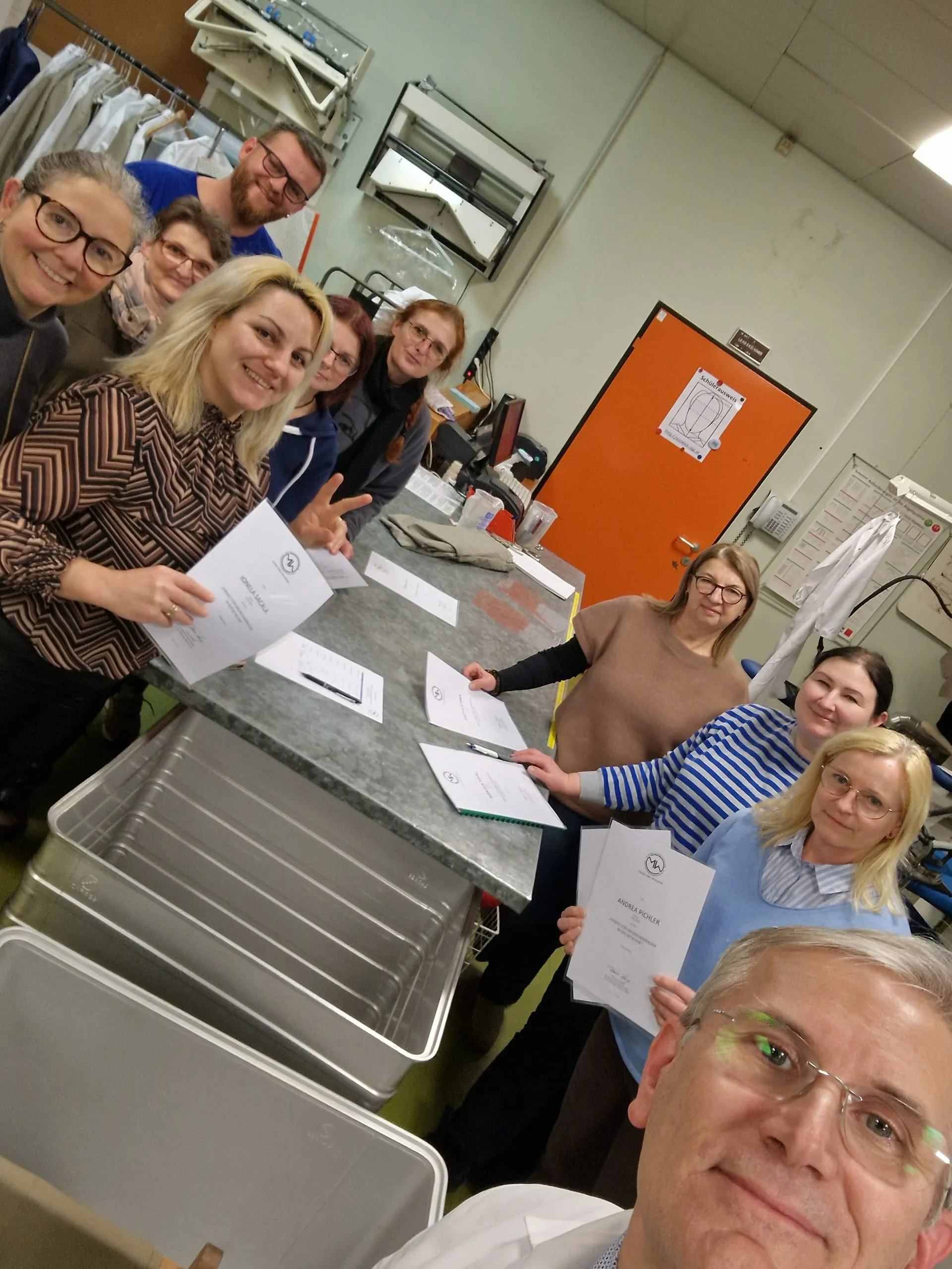 Ein Blick ins Seminar; Christina Horner (v. li.), Sandra Mugrauer, ­Andrea Pichler, Markus Pilz, Ionela Sacala, Agata Styrna, Marcela Topal, Silvia Zeder, Helga Edler-Tichy und Franz Lang.