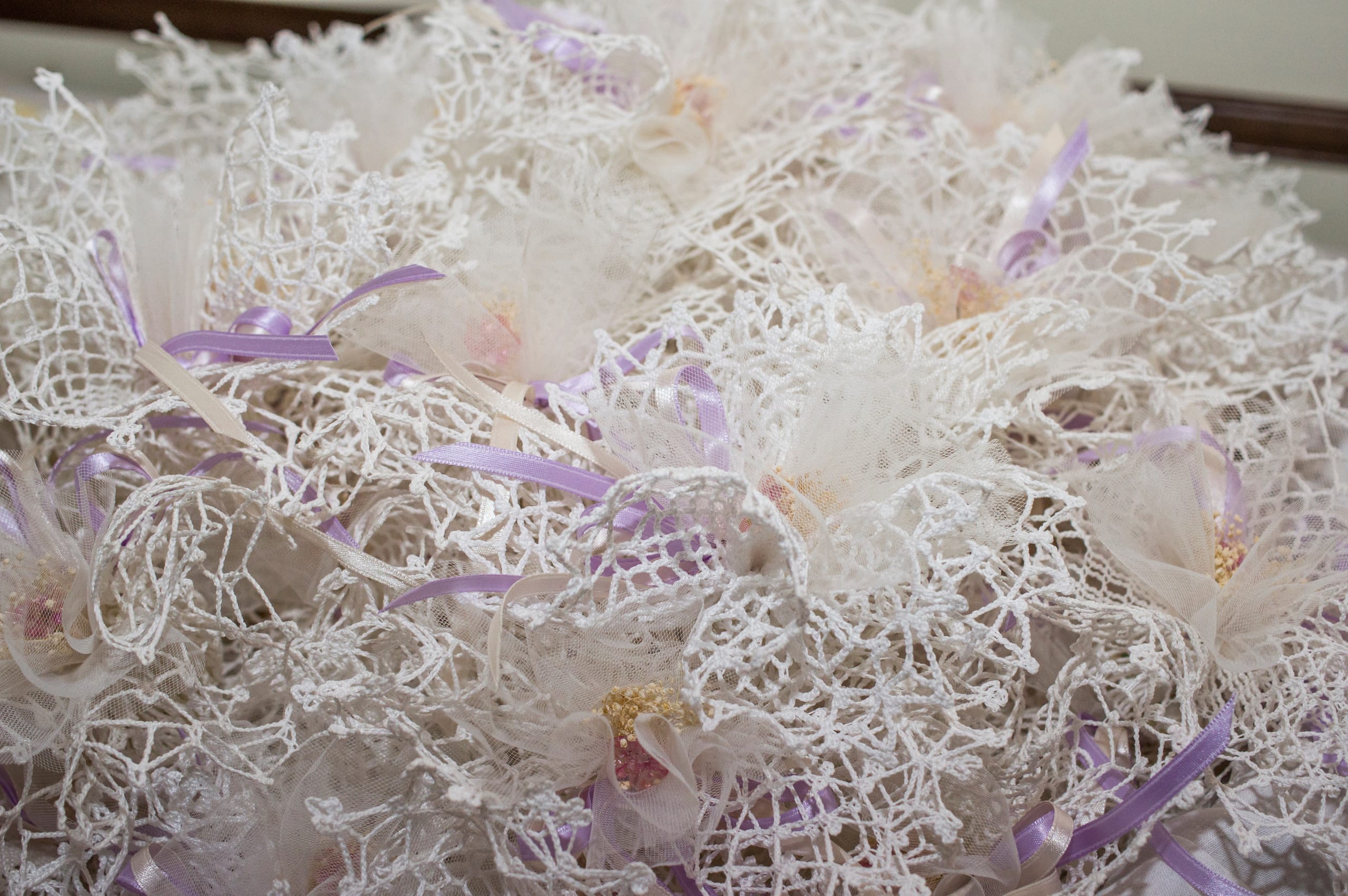 Durch Verdrehen, Verkreuzen, Verknüpfen und Verschlingen von Garnen auf speziellen Spulen entsteht die Klöppelspitze.