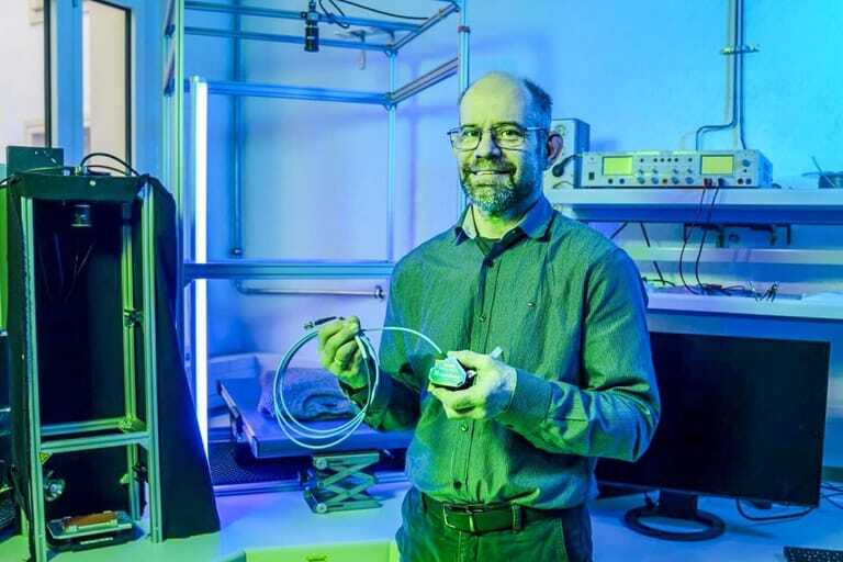 Heinrich Engelke bestimmt Textilsorten mithilfe der &shy;ultrakompakten Hyperspektralkamera,  