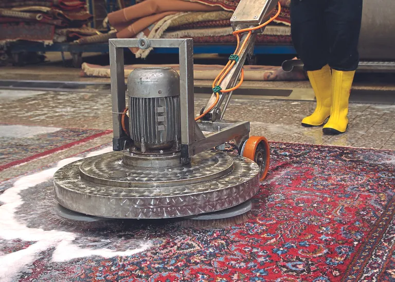 Viele Teppiche sind heute billig produzierte Massenware. Der Aufwand, sie zu reinigen, ist häufig größer als ihr Wert.