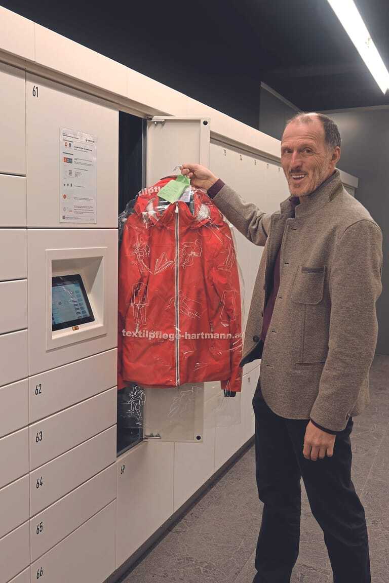 Werner Schultes ist guter Dinge. Die Hartmann-Filialen werden zu &bdquo;Hybrid-&shy;Filialen&ldquo; umger&uuml;stet, mit smarten Schlie&szlig;fachsystemen als Abgabe- und Abholstationen rund um die Uhr. 