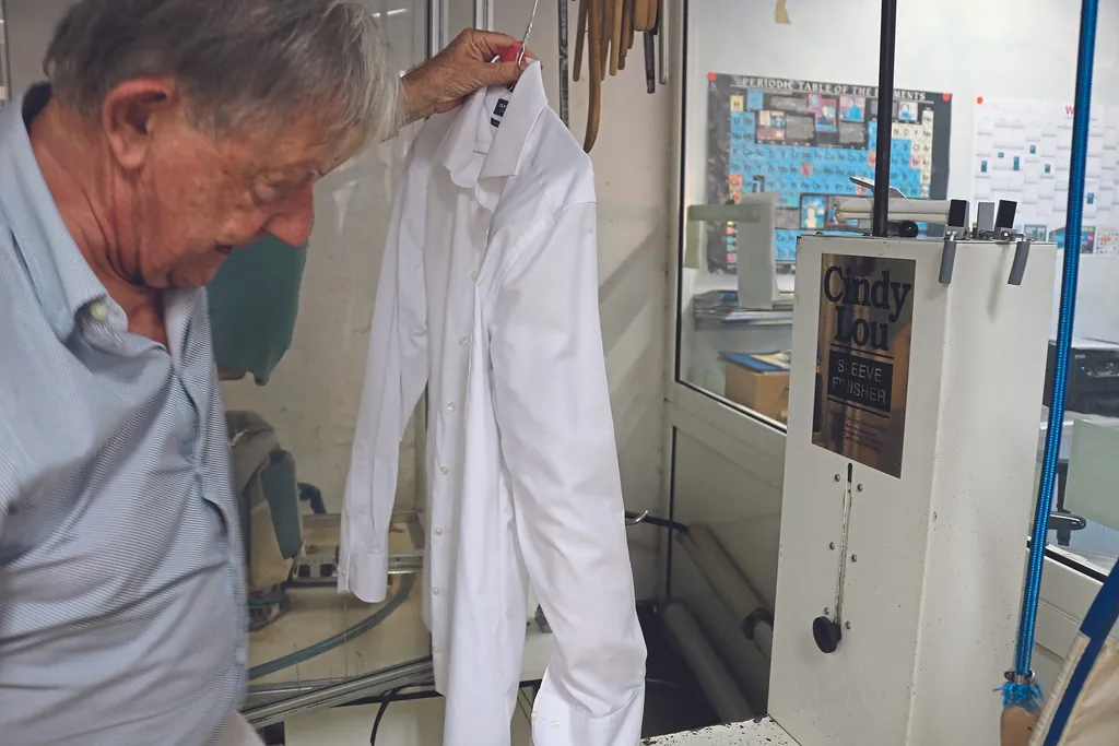 In seinem Element: Kurt Lausenhammer mit einem LOEWE- Hemd am &Auml;rmelfinisher.