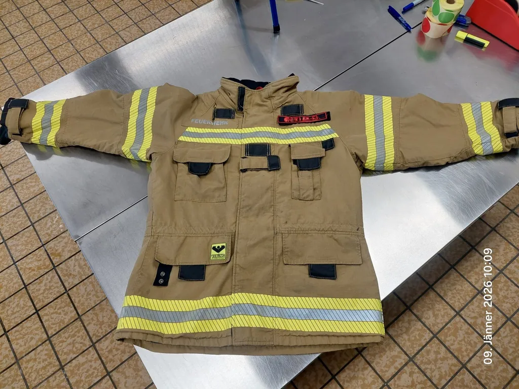 Feuerwehrjacke nach der professionellen Pflege.