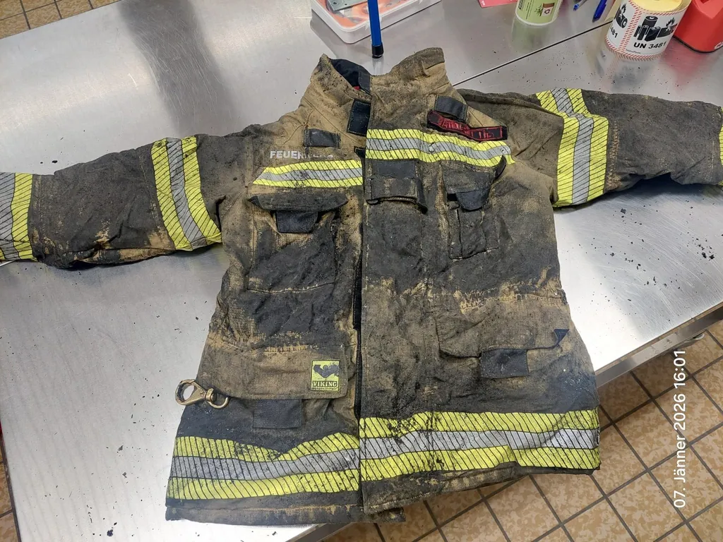 Feuerwehrjacke nach dem Einsatz.