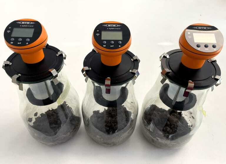 Das Respirometersystem misst, wie viel Sauerstoff die Bodenmikroorganismen beim Abbau eines Materials verbrauchen. So lässt sich bestimmen, wie schnell und vollständig das Material biologisch abgebaut wird.