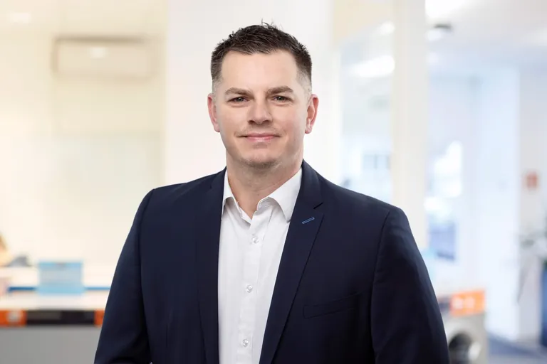 Mann, kurze mittelbraune Haare, Sakko und Hemd.