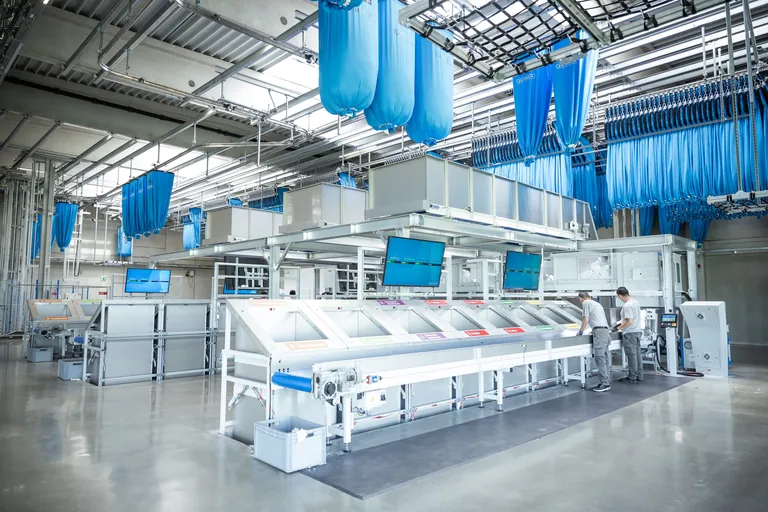 Dank robustem Design und grossen Schacht&ouml;ffnungen der Multisort-Stationen lassen sich auch grosse W&auml;scheladungen problemlos verarbeiten.