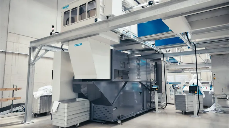 BLIZZ im Einsatz: Der Roboter &uuml;bernimmt das pr&auml;zise Falten und&nbsp;Sortieren der Handt&uuml;cher &ndash; effizient, schnell und vollautomatisiert.