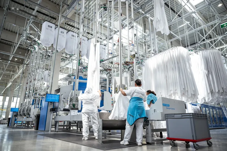 Jenrail-Ladestationen sorgen f&uuml;r ergonomisches Handling und effizientere Arbeitsabl&auml;ufe im Gro&szlig;teile-Finishing.