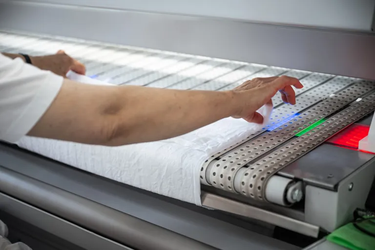 Intelligente Unterst&uuml;tzung: Die LED-Anzeige erleichtert den MitarbeiterInnen die Eingabe und sorgt f&uuml;r effizientes Kleinteile-Finishing.