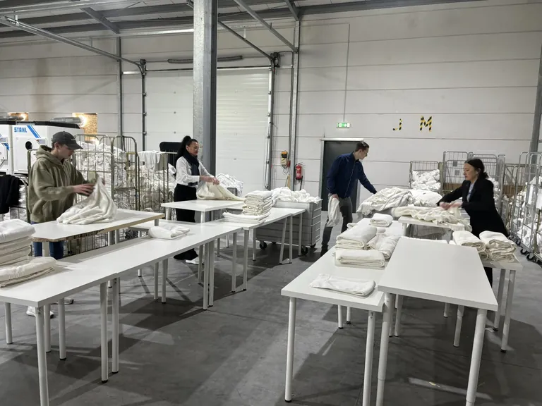 Bei DeFries Textil werden Handt&uuml;cher noch per Hand gefaltet.