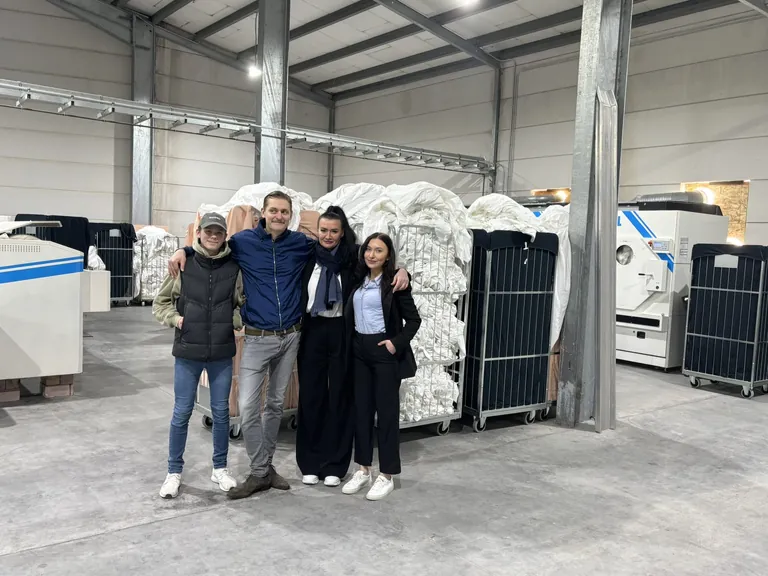 Die Stammmannschaft von DeFries Textil in Enkirch (v.&thinsp;li.): &shy;Produktionsmitarbeiter Justin Tappeser und Rudolf Homann, Inhaberin Svetlana Friesen sowie die rechte Hand der Inhaberin &shy;Ella&nbsp;Lechler. 