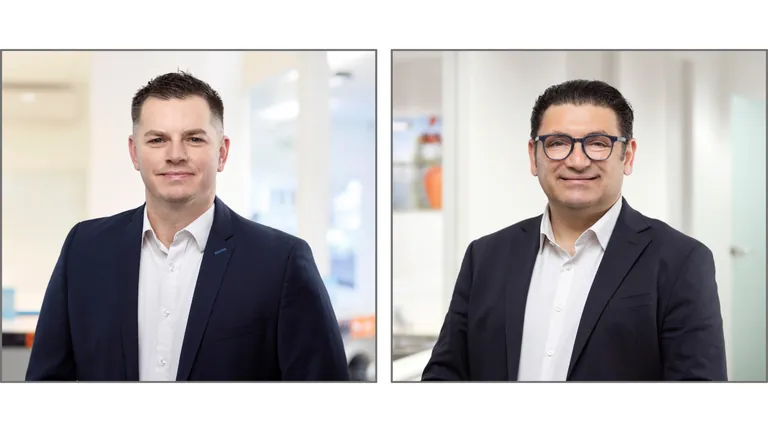 Das Bild zeigt die beiden neuen Au&szlig;endienstmitarbeiter.