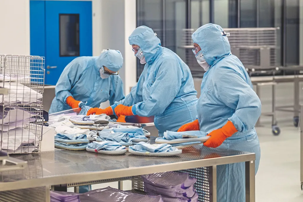 Arbeit im Reinraum: Mitarbeitende tragen Vollschutzkleidung, um Partikel- und Keimeintr&auml;ge zu vermeiden.
