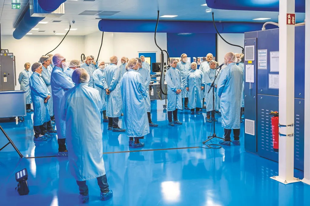 Beim Grand Opening begr&uuml;&szlig;te Elis Gesch&auml;ftspartner, Kunden und Pressevertreter. W&auml;hrend des Rundgangs mussten auch Besucher Mantel, Haarnetz und Schuhschutz anlegen.