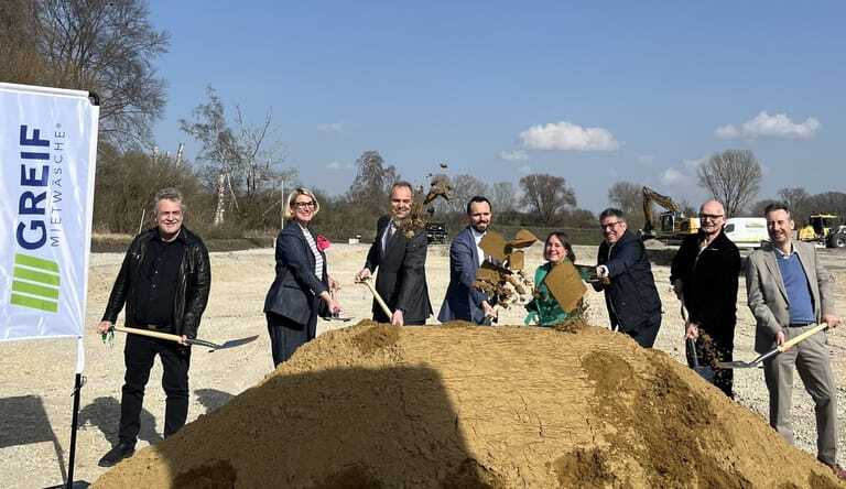 v.l.n.r.: Daniel Schmid von ds-architektur und stadtplanung, Oberb&uuml;rgermeisterin von Augsburg Eva Weber, Markus Greif, Martin Greif, zweite B&uuml;rgermeisterin von Augsburg Martina Wild, Dr. H&uuml;bschle (Referat f&uuml;r Wirtschaft und Infrastruktur), Landtagsabgeordnete Andreas J&auml;ckel und Baureferent Steffen Kercher.