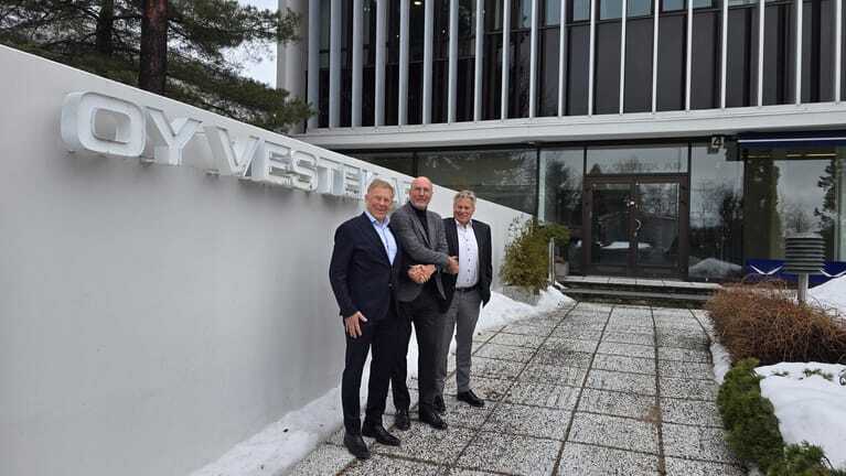 Eine starke Partnerschaft geht weiter (v.l.): Patrik Ulfves, Jesper Munch Jensen und Mikael Ulfves bei der Gründung von JENSEN Finnland.