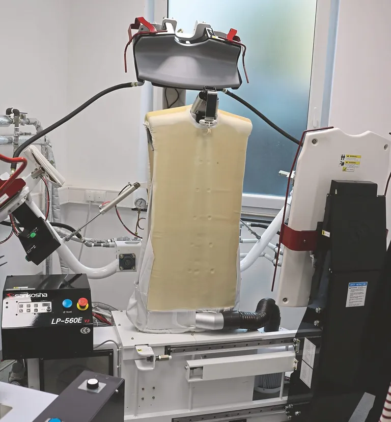 Die Sankosha Hemdenpresse ist eine Kombination aus Finisher und Brust-/Schulterpresse.