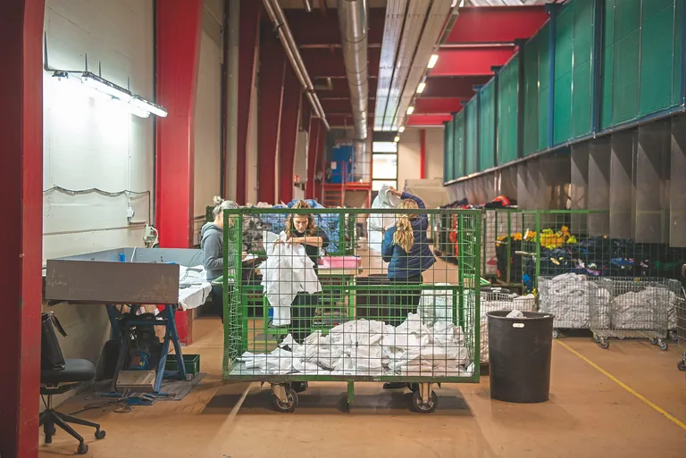 Arbeitsbekleidung Recycling Sortierung