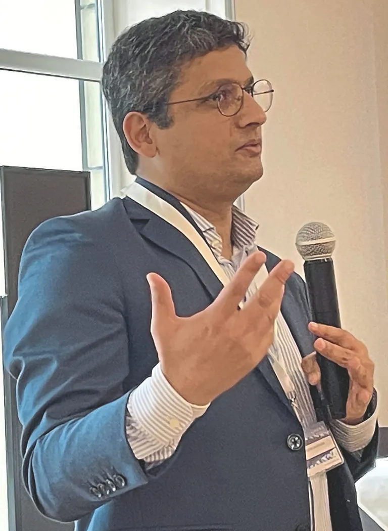 &bdquo;Glauben Sie ja nicht, was Sie sehen&ldquo;, &shy;appelliert Prof. Deepak Dhungana in &shy;seinem Vortrag zu KI und Deepfakes.
