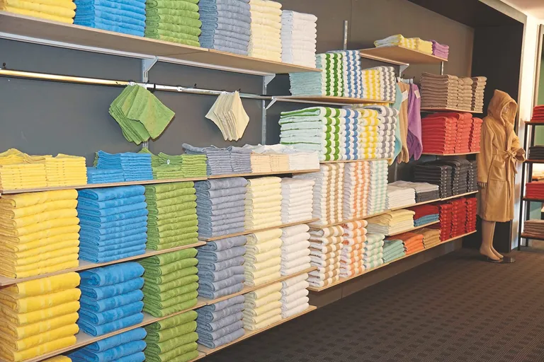 Im Showroom zeigt Pahl sein Sortiment: Frottierwaren in unterschiedlichen Qualitäten, Farben und Ausführungen für verschiedene Einsatzbereiche.