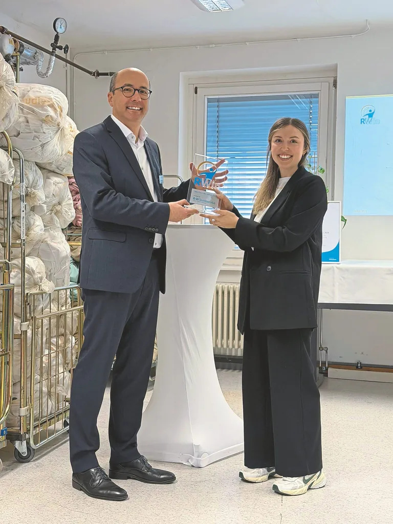 Feierlicher Moment: Redakteurin Bettina Schmid überreichte den RWin an Wäschereileiter Samuel Bigot.