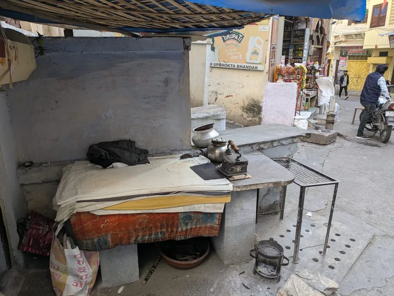 In Indien ist glatt geb&uuml;gelte Kleidung ein Ausdruck von Status. B&uuml;gler bieten ihre Dienstleistung an provisorischen Stra&szlig;enst&auml;nden an.