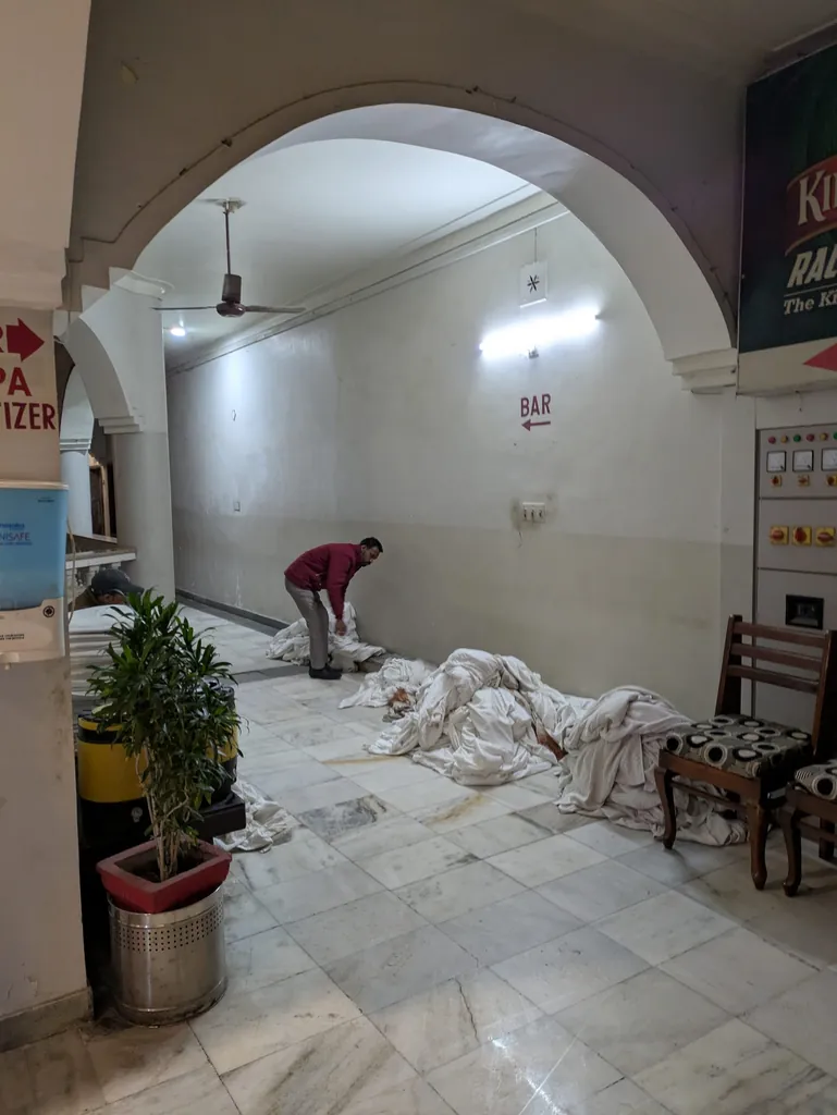 Wo Platz ist, wird die gebrauchte Hotelw&auml;sche sortiert und gez&auml;hlt.