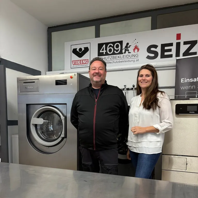 Wie eine Feuerwehrjacke vor und nach der Pflege aussieht, zeigt &shy;Michael Wagner, &shy;Gesch&auml;ftsf&uuml;hrer der 469 Schutzbekleidung GmbH, in Workshops, etwa mit der G&uuml;tezeichengemeinschaft und deren Obfrau Gabriela Steiner.