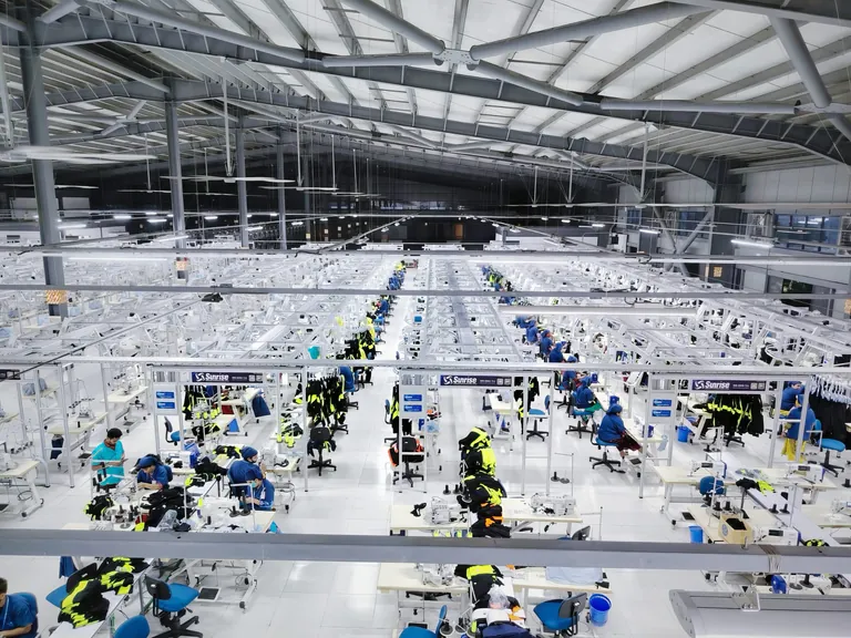 Die neue Bl&aring;kl&auml;der-Fabrik Gava in in Bangladesch ist auf die Herstellung von Strickwaren wie T-Shirts und Poloshirts spezialisiert.