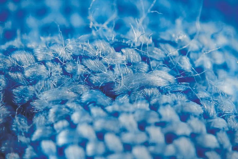 Waschprozesse als Mikroplastikquelle: Jährlich gelangen dadurch rund 60.000 Tonnen Mikrofasern in die Umwelt.