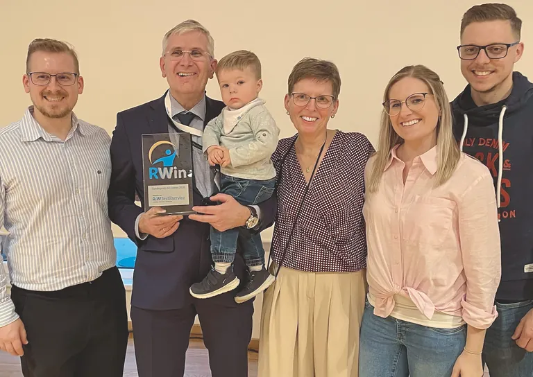 Ein gl&uuml;cklicher &bdquo;RWin&ldquo;-Gewinner im Kreise seiner Familie (v.li.): Franz Lang jun., Franz Lang, Enkel Konstantin Sumerauer, Ehefrau Petra Lang, Tochter Elisabeth Sumerauer und Schwiegersohn Herbert Sumerauer. 