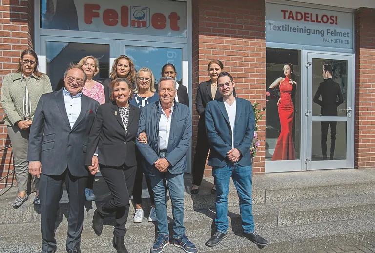Ein zufriedenes Team und Stammkunde Roland Kaiser (2. v. re. vorne), der zum Erfolg gratuliert.